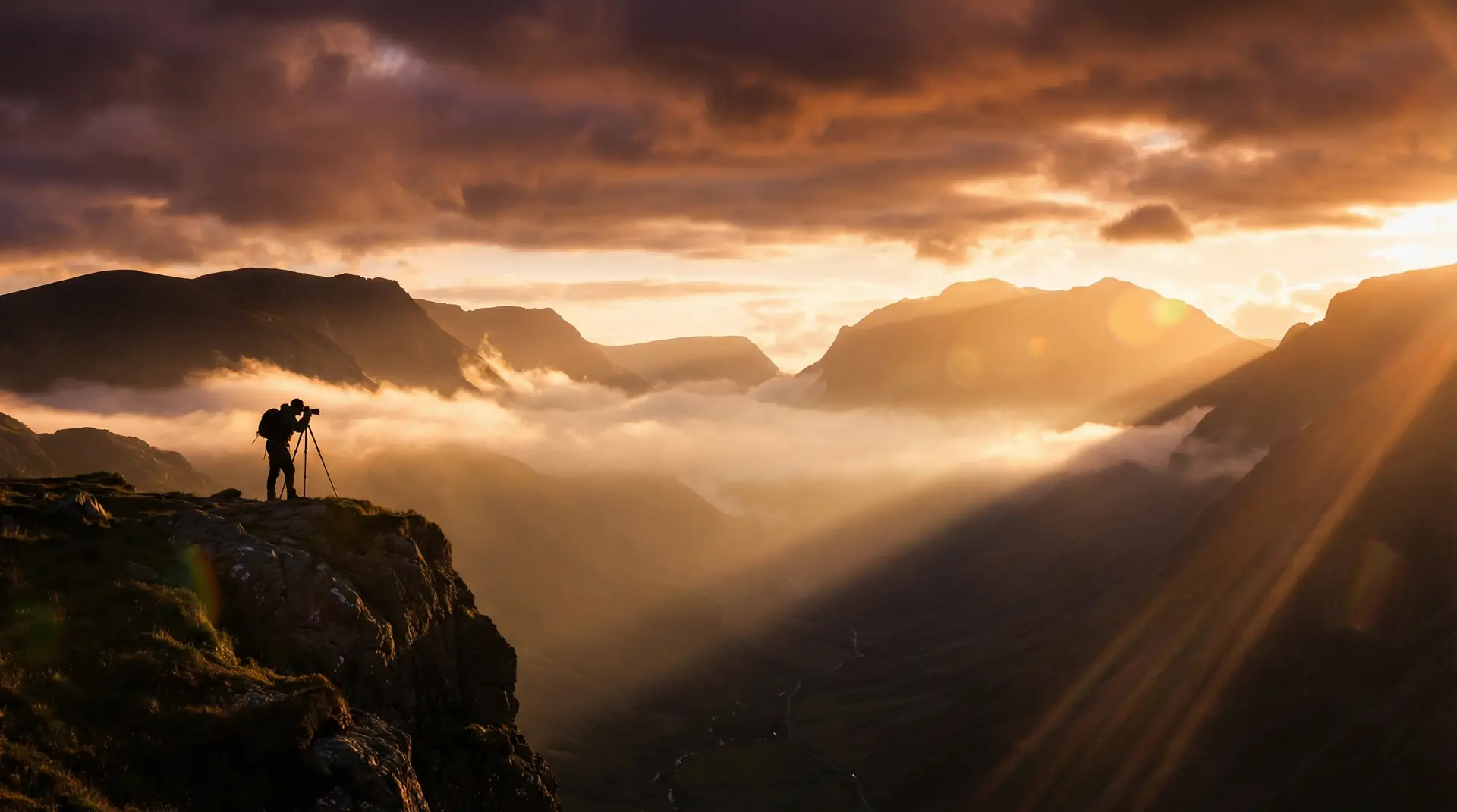 九一视频 今日焦点摄影作品 - 金色黄昏下的山谷风光